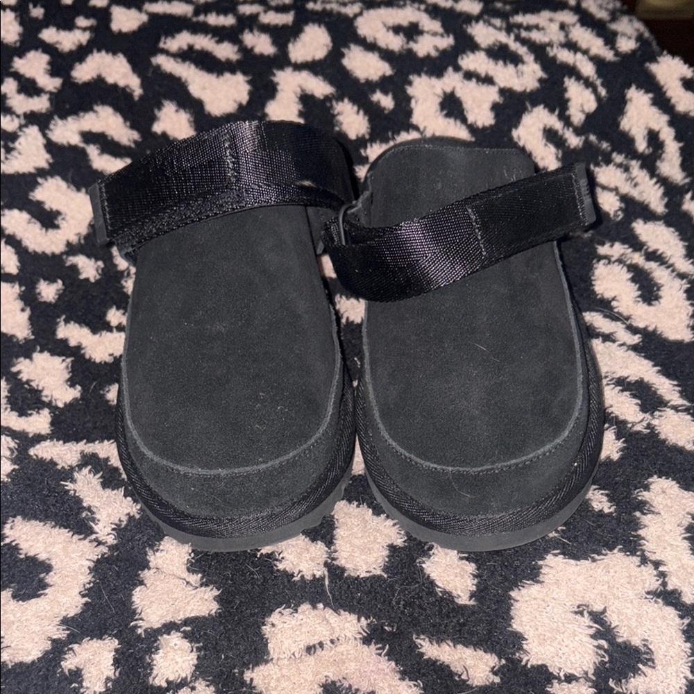 Ugg Goldenstar clogs big kid 6